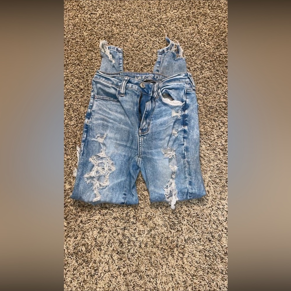 American Eagle size 2 very comfortable, and stretchy I have worn these a lot.